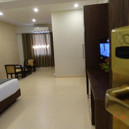 Hotel Le Sapphire สุลต่านบาเทรี ภายนอก รูปภาพ