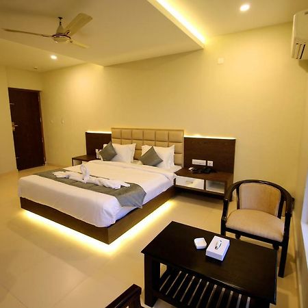 Hotel Le Sapphire สุลต่านบาเทรี ภายนอก รูปภาพ