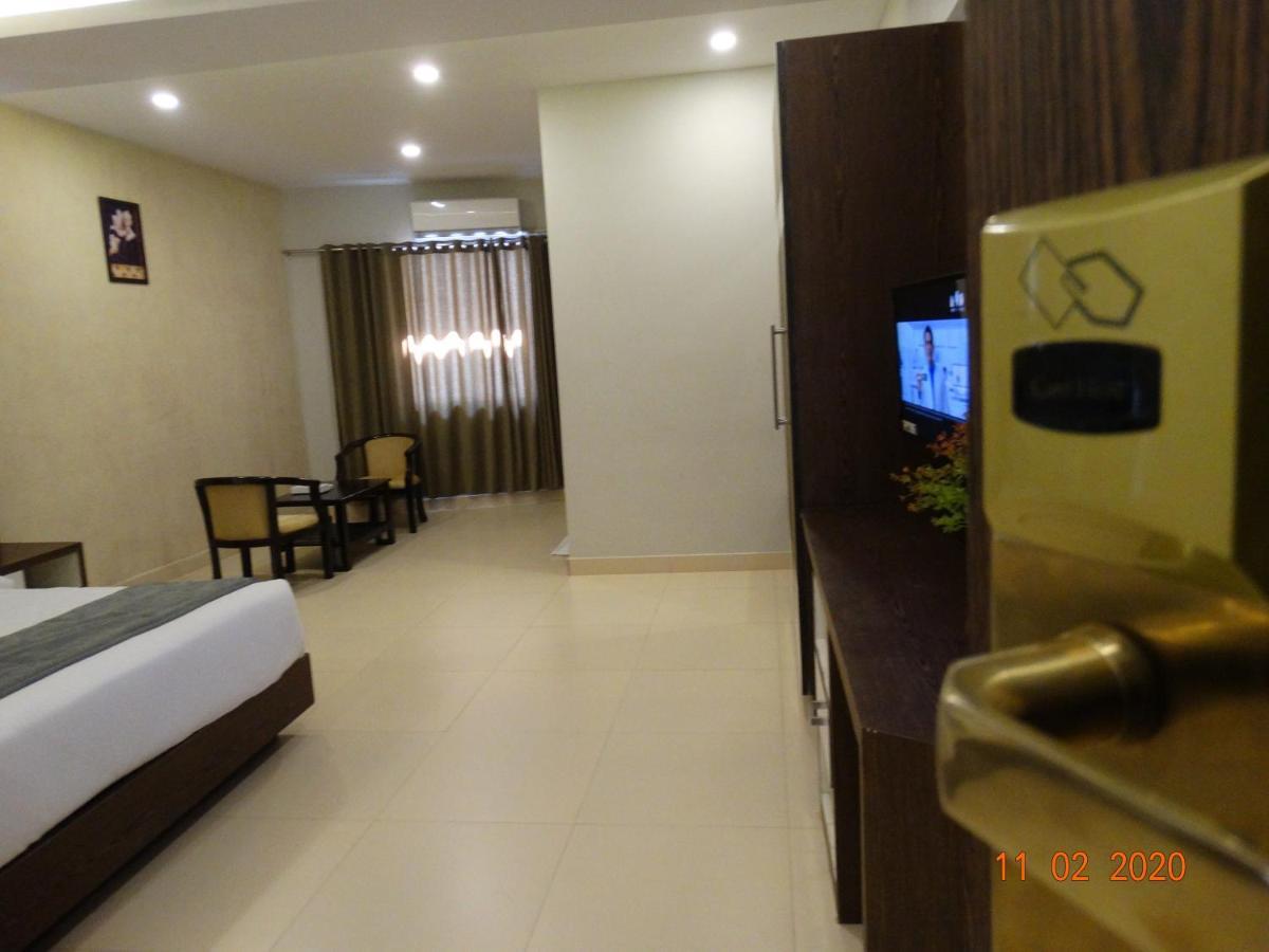 Hotel Le Sapphire สุลต่านบาเทรี ภายนอก รูปภาพ