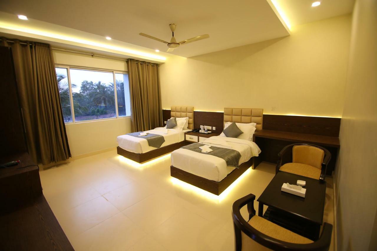 Hotel Le Sapphire สุลต่านบาเทรี ภายนอก รูปภาพ