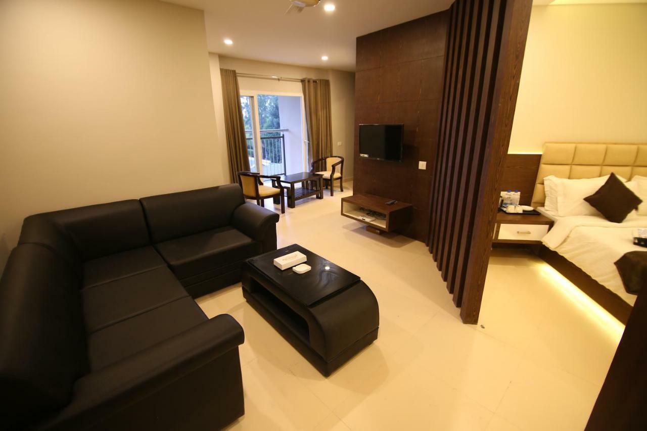 Hotel Le Sapphire สุลต่านบาเทรี ภายนอก รูปภาพ