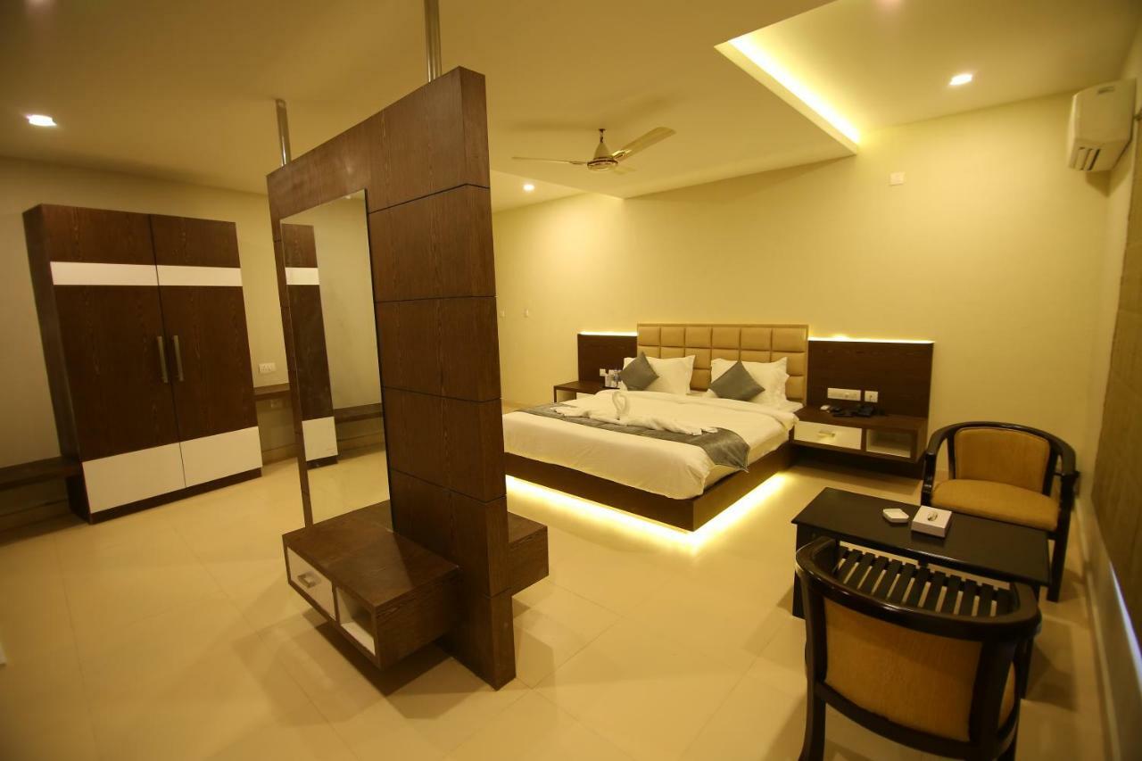 Hotel Le Sapphire สุลต่านบาเทรี ภายนอก รูปภาพ