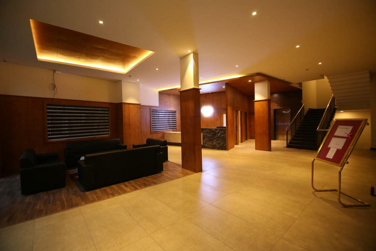 Hotel Le Sapphire สุลต่านบาเทรี ภายนอก รูปภาพ