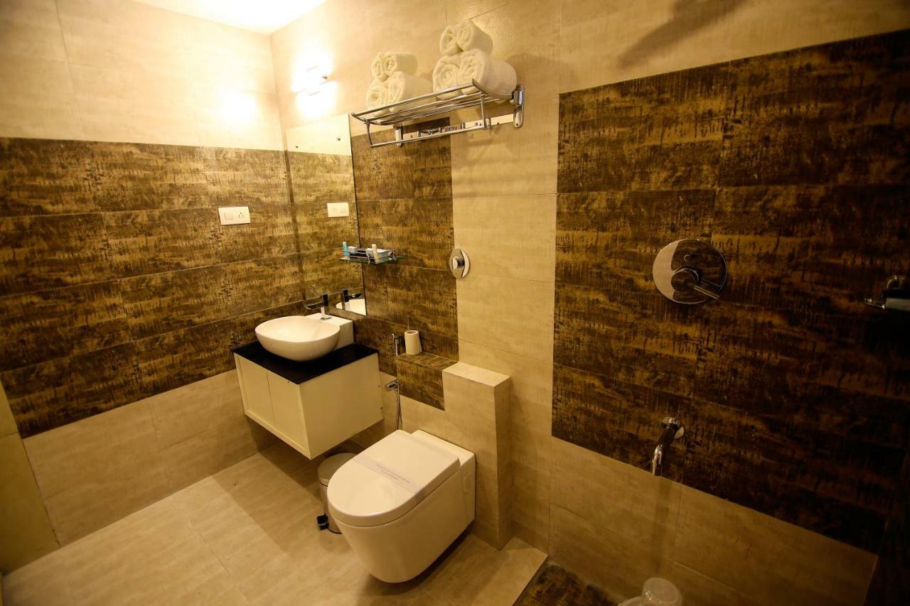 Hotel Le Sapphire สุลต่านบาเทรี ภายนอก รูปภาพ