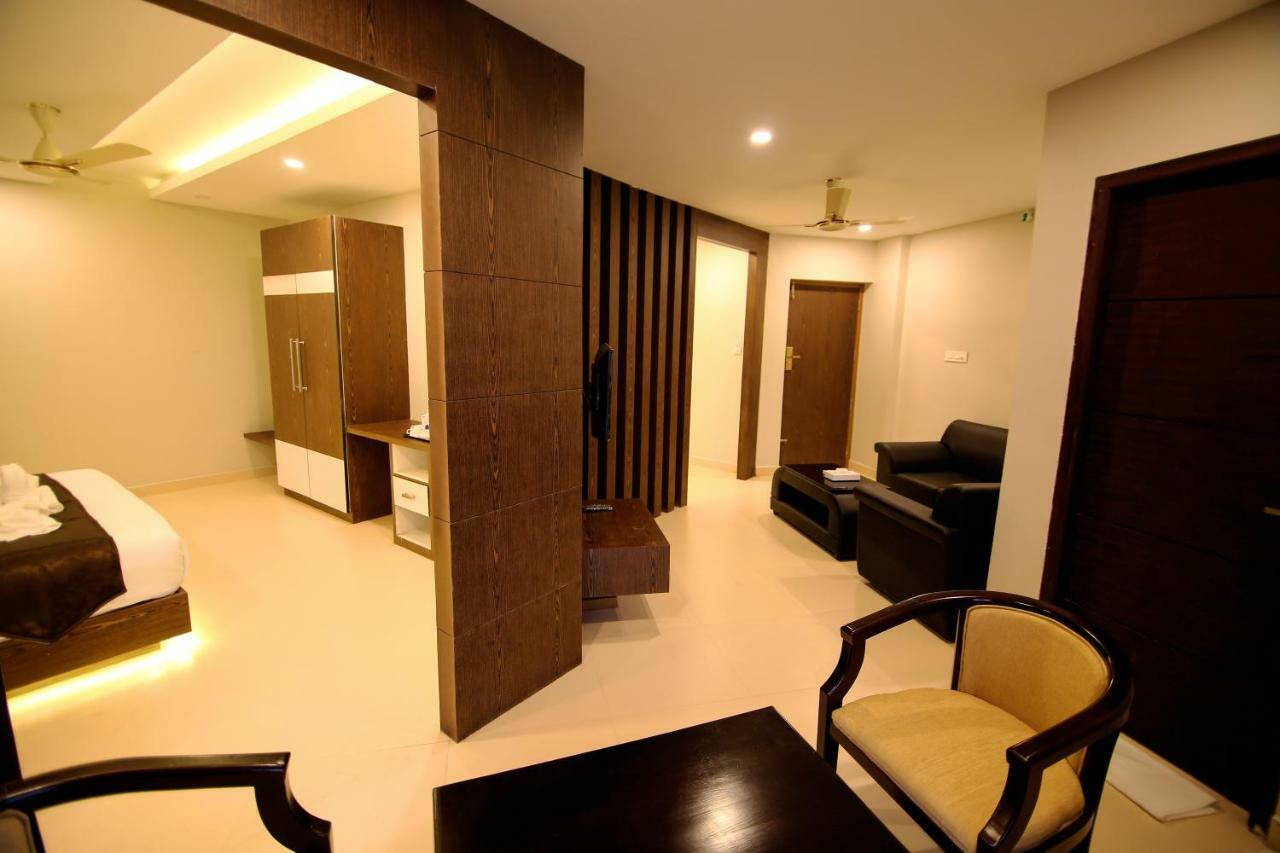 Hotel Le Sapphire สุลต่านบาเทรี ภายนอก รูปภาพ